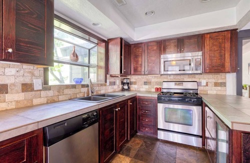 Southern Crossing House | Family/pet friendly home, sleeps 8. Enjoy our game room & soak in the hot tub after exploring Bend. Less than 30 minutes to Mtn. Bachelor. Vacation Home/Midterm Stays/Corporate Housing