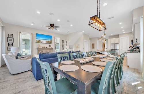 Sunnyside House | Fish & Whistle: Family Beach Retreat on Lake Carillon, w/Interior Updates