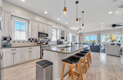 Sunnyside House | Fish & Whistle: Family Beach Retreat on Lake Carillon, w/Interior Updates