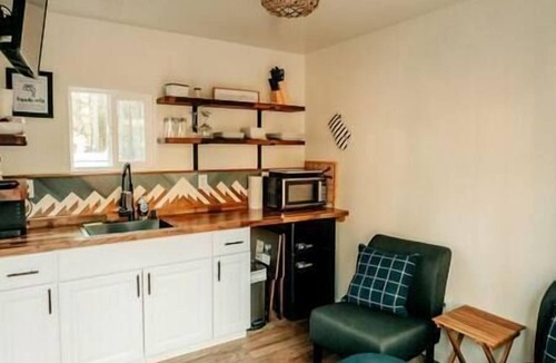 Grants Pass Cabin | Forest Cottage with Hot Tub, Outdoor Baths & Alpacas