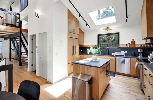 Harlow House | Forest-View Hot Tub 5 Min to UO Game Room