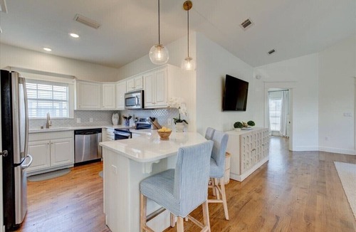 Crystal Beach House | FREE GOLF CART. private HEATED pool option. Walk to the beach.Sleeps 10!