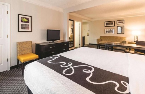 Arsenal House | Fun-filled Stay! 3 Convenient Units, Onsite Pool w/ FREE Breakfast, The Alamo!