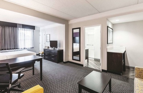 Arsenal House | Fun-filled Stay! 3 Convenient Units, Onsite Pool w/ FREE Breakfast, The Alamo!