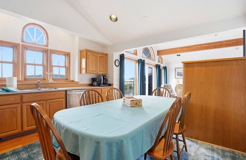 Garibaldi House | Garibaldi's Best! Sleeps 10 on the shore of Tillamook Bay!