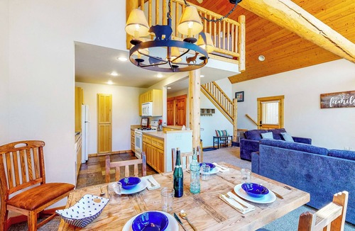 Klamath Falls House | Gateway to Crater Lake! Resort Retreat w/Pool
