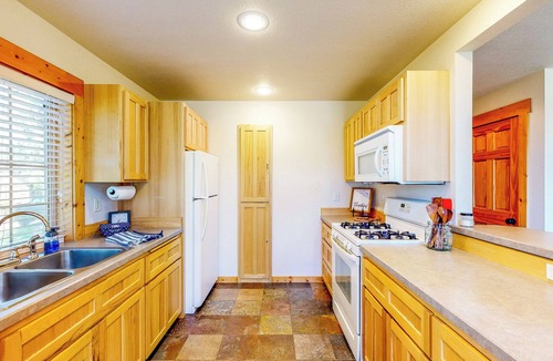 Klamath Falls House | Gateway to Crater Lake! Resort Retreat w/Pool