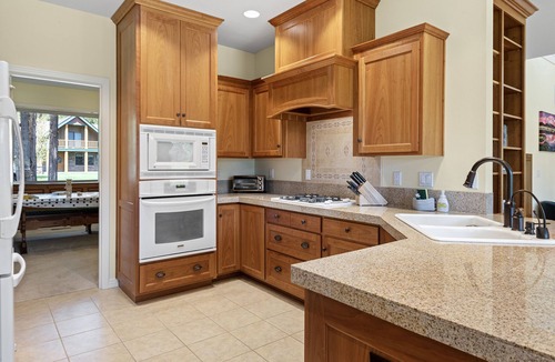 Three Rivers House | Gorgeous 5-Bedroom family friendly home with Hot Tub! Perfect for kids and pups!