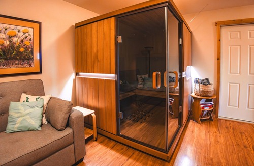 Homer House | Gorgeous Log Home - Stunning Views, Hot Tub, Fire Pit, Infrared Sauna, & Trail