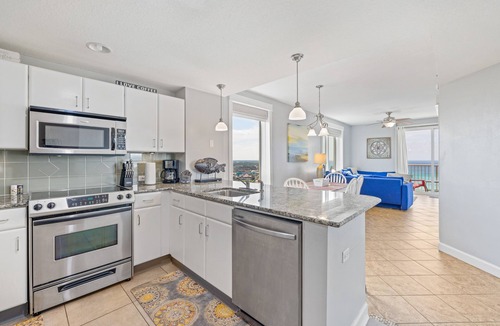 Panama City Beach Condo | Grand Panama Resort 3BD 3BTH 1500 sq ft Oceanview. Pets welcome! Park 3 cars.