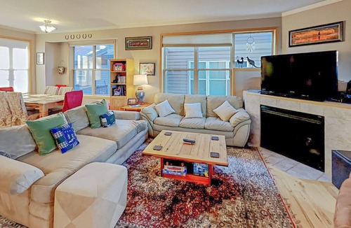 Wildernest House | Great townhome w/private hot tub with 2 living areas.