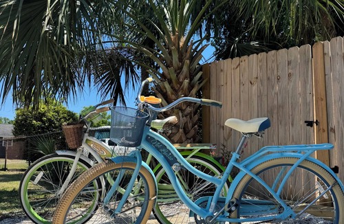 South Pensacola Cottage | Groovy Cottage in Downtown Pensacola, Pet Friendly