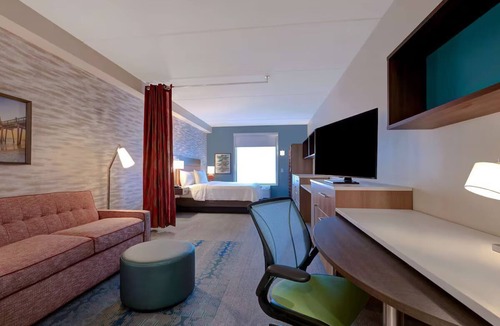 Pensacola Hotel | Gulf Breeze King Studio w/Breakfast & Pool