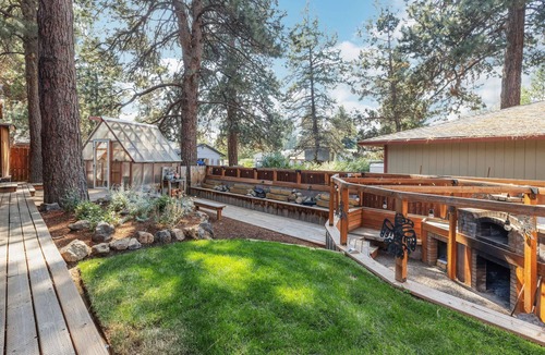Southern Crossing House | Gym,Theatre Room, HotTub, Sauna, outdoor Pizza oven,grills,Walk to Old Mill