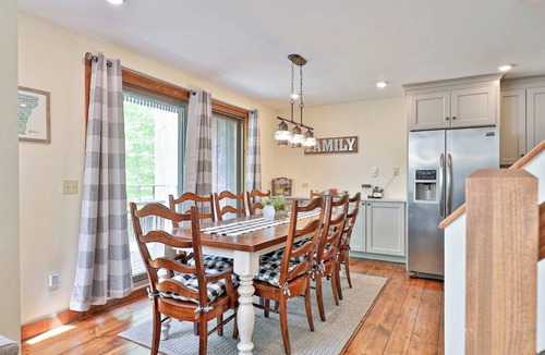 Plymouth Condo | Hawk Mountain retreat near Okemo with wifi, washer/dryer & deck
