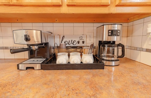 Springdale House | Heated Pool opens March 6 - Sleeps 12, Near UofA,