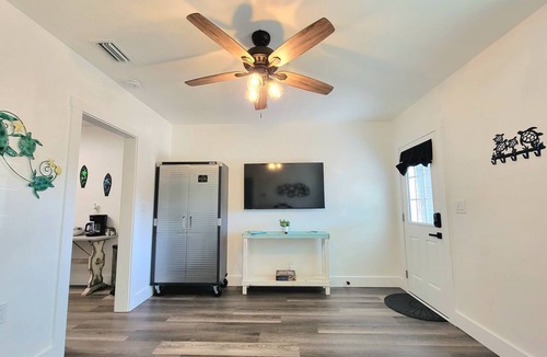Panama City Apartment | ¤ High Tide-Coastal Vibe ¤ Downtown-Shops-Food-Fun
