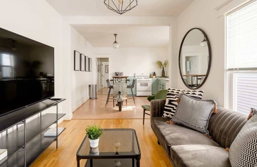 Mississippi District Apartment | Hipster Vibe Apartment - Food Carts & Live Music