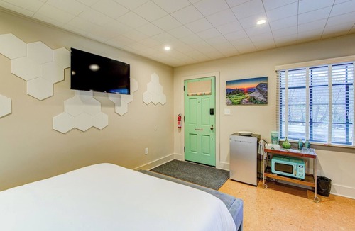 Boone Hotel | Historic Blue Ridge Tourist Court - Queen Plus