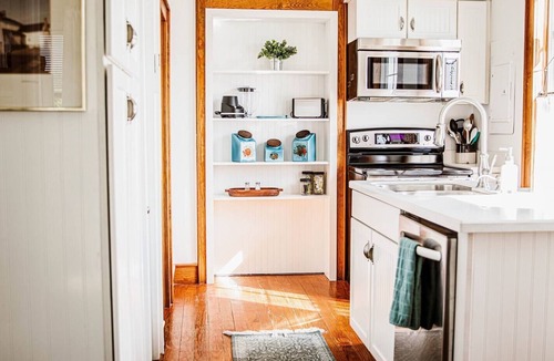 Newbern House | Historic cottage with a bright, sun-drenched interior, offering the ultimate peaceful getaway.