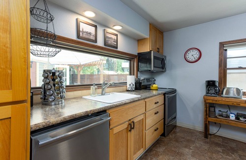 Old Bend Cottage | Historic Downtown Location │Heart of Bend │Walk Everywhere │Hot Tub │High Demand