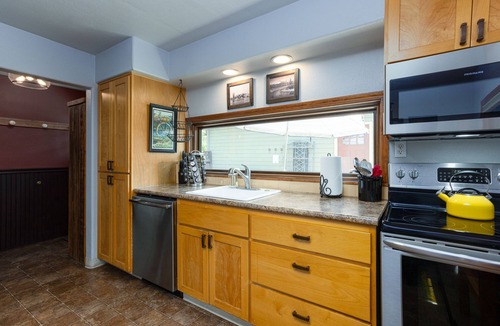 Old Bend Cottage | Historic Downtown Location │Heart of Bend │Walk Everywhere │Hot Tub │High Demand