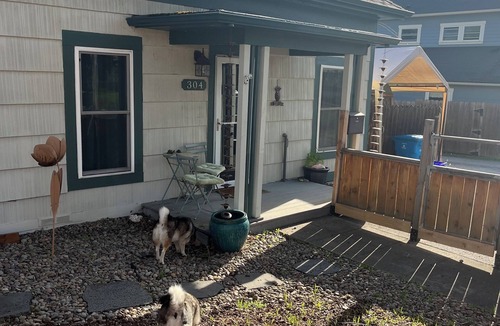 Ashland House | Historic Ohana House - Walk to Downtown Ashland, Hot Tub, Tiki Bar, Pet Friendly