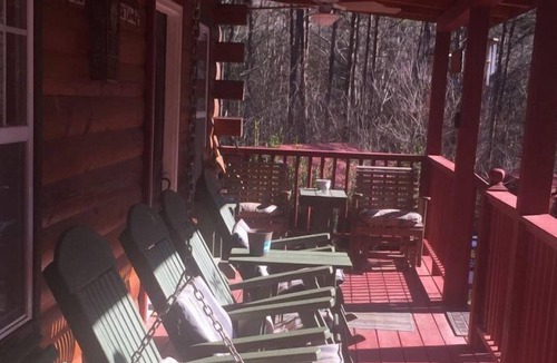 Copperhill Cabin | Holly Hill- Hot Tub,Pool Table minutes to Ocoee whitewater rafting, walk to creek, Pet friendly