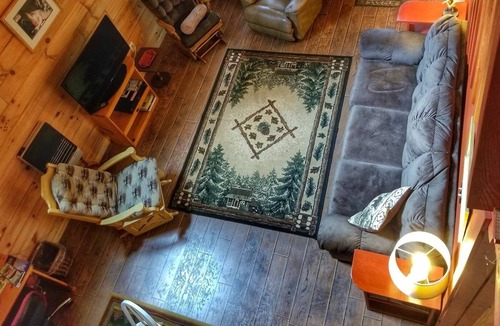 Copperhill Cabin | Holly Hill- Hot Tub,Pool Table minutes to Ocoee whitewater rafting, walk to creek, Pet friendly