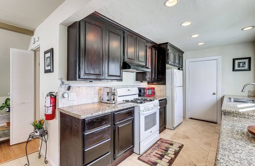 Crestline House | Home w/2 Decks - 2 Mi to Lake Gregory Dog Park!