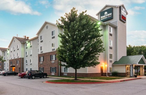 Bentonville Hotel | HomeTowne Studios & Suites by Red Roof Bentonville