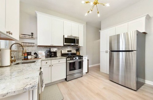Lawrenceville House | ★ HostWise Stays ★ 4 Blocks From UPMC Children's