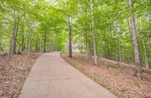 Dahlonega Cottage | Hot Tub Forest Wineries Grill ROKU WiFi HDTV Queen Comfy Gem
