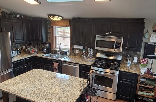 Divide Cabin | Hot tub, mtn views, massage chair, & steam shower!