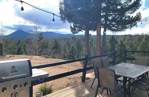 Divide Cabin | Hot tub, mtn views, massage chair, & steam shower!