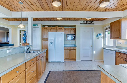 Bayshore House | Hot Tub! Ocean Views and Short Walk to Sandy Beach! Game Room!