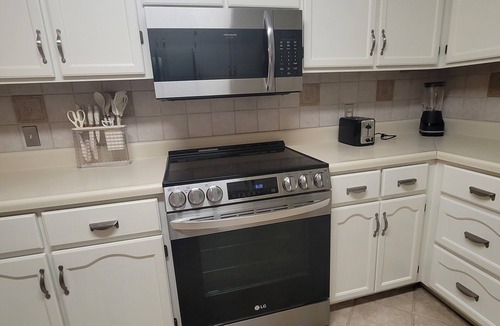 Palm Bay House | Hot Tub Retreat Sleeps 9 3BR Family Home 5 Min to Beach