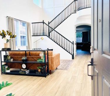 Folsom House | Huge Home near Old Folsom Pet & Family Friendly
