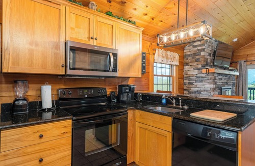Stanley Cabin | HUGE summer SAVINGS LURAY Mountain getaway Private Log cabin 8 Hot Tub Fireplace
