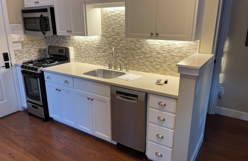 River Terrace Cottage | Immaculate Downtown Cottage Retreat- EV charger. Walk downtown in 4 minutes