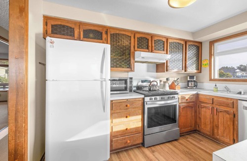 Gleneden Beach House | Impressive oceanfront home with great views dog friendly
