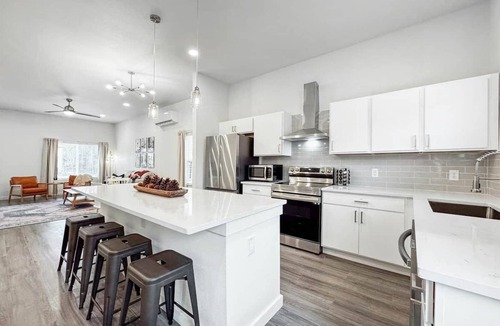 Denver Heights House | In Downtown-2 miles to Riverwalk-1 mi to Alamodome-BMT Grad
