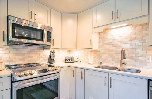 Harbour Town House | In the Heart of Harbour Town! Gorgeous, End Unit Townhome w/Community Pool & Outdoor Balconies!