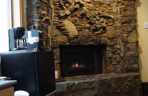 Yosemite West Apartment | Inside Yosemite Gates! Aspen Room, Minutes From Valley. Rents Jan-April only.