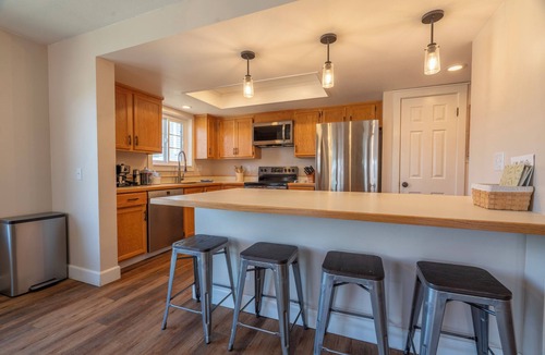 June Lake Condo | Interlaken #17 3 BEDROOM, 3 BATH, NEWLY REMODELED END UNIT, NOW WITH A EV CHARGING STATION!