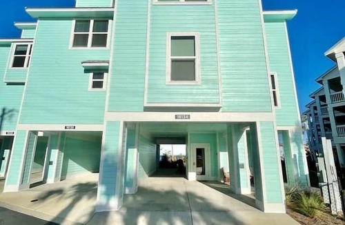 Innerarity Townhomes House | Island Oasis: Beautiful Bay View, 2 Kayaks & Pool!