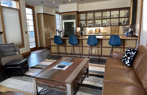 River West House | Khaya- LEED Modern, Walkable to Food & Shops, 100+mbps Wifi, Shuffleboard