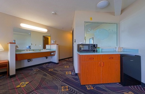 Lincoln City Apartment | King Room - Bay view (Pet Friendly)