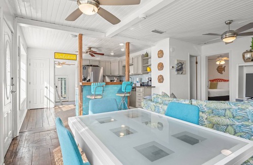 Laguna Beach House | L👀K! 🌴"Kissing Palms"🌴Cottage - 1.5 Blocks from Gulf! 🐾 Pet-Friendly Fenced Yard