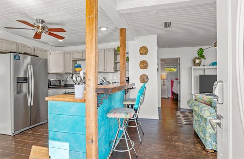 Laguna Beach House | L👀K! 🌴"Kissing Palms"🌴Cottage - 1.5 Blocks from Gulf! 🐾 Pet-Friendly Fenced Yard